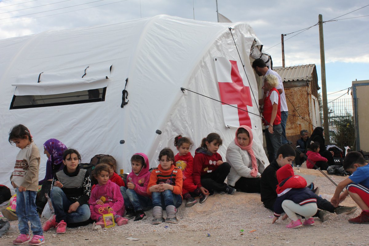 CruzRojaZgz's tweet photo. #Diamundialdelrefugiado
➡️Hoy #refugiados acogidos por #CruzRoja en #Zaragoza realizarán un #Flashmod.
⏰ 19:00 horas, C/Alfonso con plaza del Pilar
🎯Sensibilizar a la población sobre la situación forzosa de las personas que emigran por pobreza, conflictos, persecución https://t.co/Kpgmw7LvHe