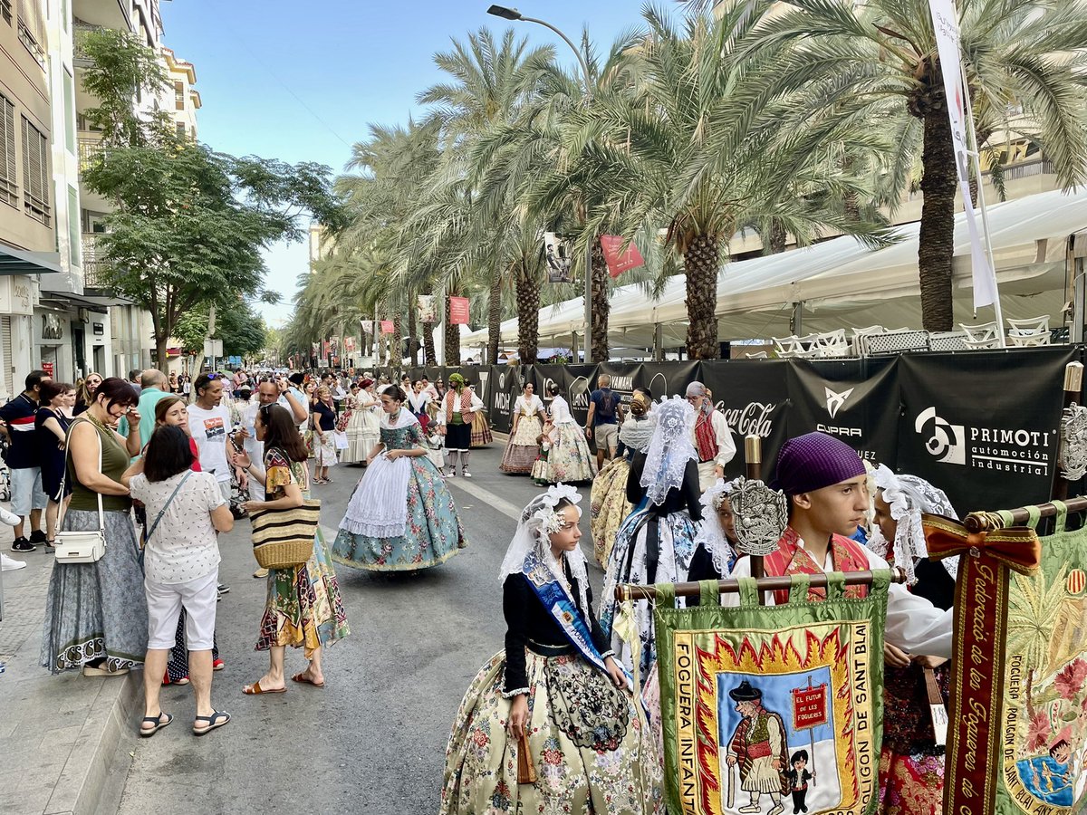 Entrada de bandas y desfile de Comisiones 2022. 

#entradadebandas 
#PSB2022
#fogueres2022
#fogueres 
#hogueras2022
#másde20añossiendoespeciales
#mesde20anyssentespecials