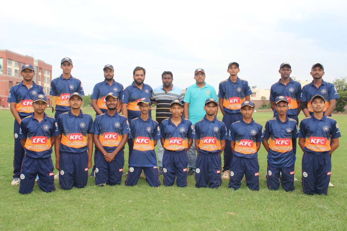 SameerDu11's tweet photo. KFC U-19 1st T20 National Cricket Championship For Deaf 2022 

U-19 Delhi team 
It is raining 

#IDCA #YDCA #DCCI #BCCI @indian_deaf @dcciofficial https://t.co/nue61k5VjE https://t.co/bZ2EWIGqjQ