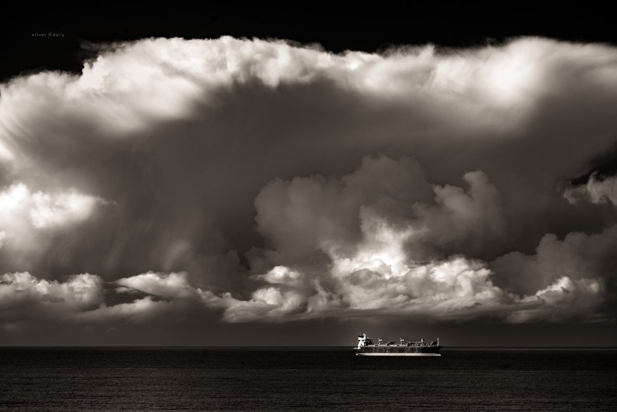 thesilverdory's tweet photo. Minimalist seascapes - an occasional series ... winter clouds building east of Eden, NSW (near-infrared light) ... #edgeoflight #clouds #inthefield #coastlife https://t.co/TR9GtCM7iP
