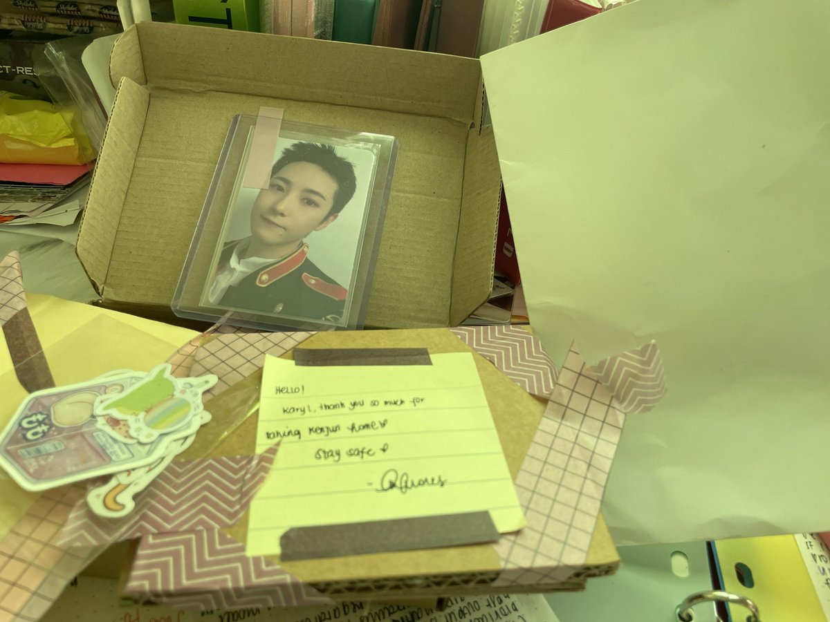 injuniesaur's tweet photo. @97linerstingi #97liners_feedback #kayymails
— thank you po for packing renjun safely!!! super daming freebies 😭 thank u po sa mark poster!! sobrang kapal ng bbwrapp!! ❤️ https://t.co/ErRwigsE0k