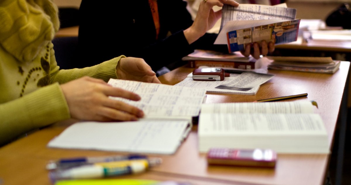 De svenska utbildningarna till sjuksköterska och barnmorska behöver inte förlängas för att leva upp till EU:s krav. Däremot föreslås nya eller förtydligade examensmål. Det framgår av den statliga utredning om en modernisering av de båda utbildningarna. buff.ly/3N9zqzY