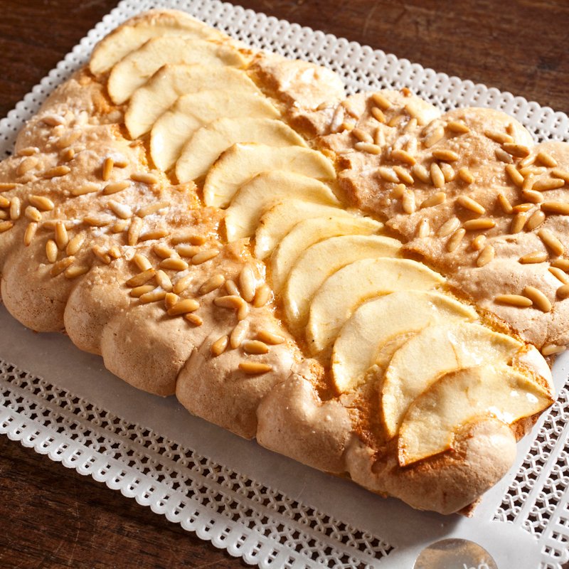 Vols celebrar la #revetlla de #SantJoan amb una coca original? 🎆🔥 Si és així, has de tastar la nostra coca de MELINDROS AMB POMA. Recorda que demà dia 21, és l’últim per fer les reserves. 🎉🎇🔥 #PastisseriaNatcha #SantJoan2022 #LesCorts #Barcelona