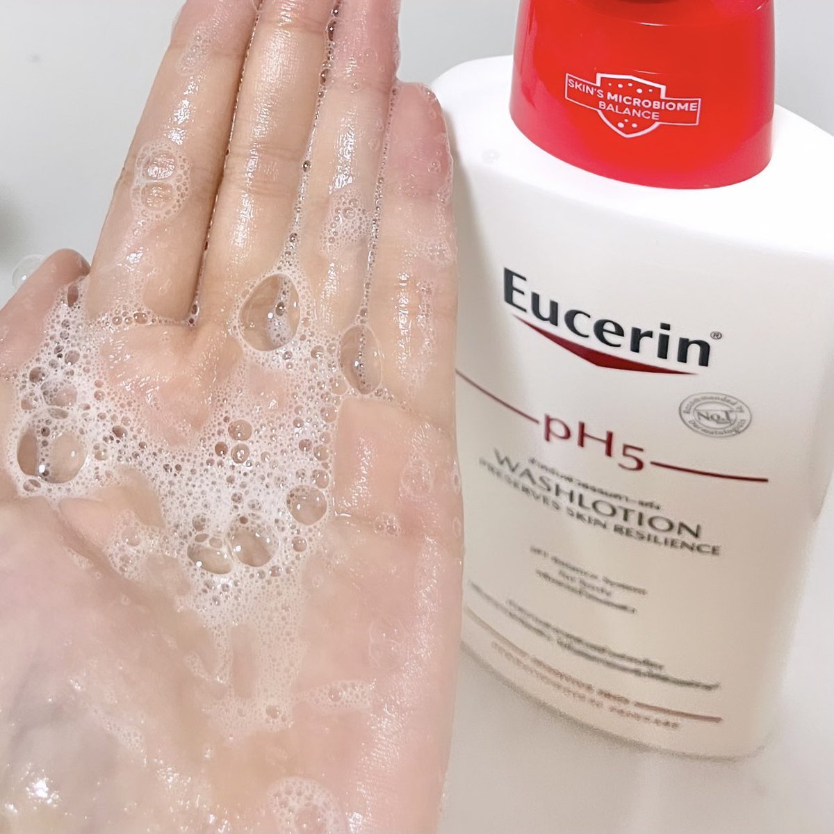 Newkigeegy's tweet photo. อยากจะแนะนำครีมอาบน้ำของ Eucerin Washlotion มากกค่า นี่ซื้อมาลองเพราะเค้าช่วยเหมาะกับคนผิวแห้ง แพ้ง่าย ลองใช้แล้วผิวนุ่มขึ้น ไม่แห้งตึงเลย ผดที่แพ้เหงื่อตามตัวดีขึ้น ประทับใจ ผิวดูดีดูเรียบเนียบขึ้นมากก https://t.co/6PbSCn3jub