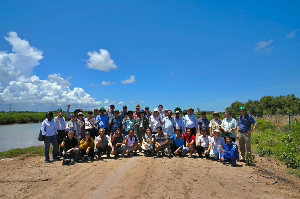 AusAmbVN's tweet photo. Pleased my colleague Sarah Hooper joined 🇦🇺 Commission &amp; Policy Advisory Council for International Agricultural Research visit to #MekongDelta to see challenges &amp; opportunities facing 🇻🇳 agriculture. The visit will help inform 🇦🇺’s investment in 🇻🇳’s #agresearch for development. https://t.co/a3lsT8KUik