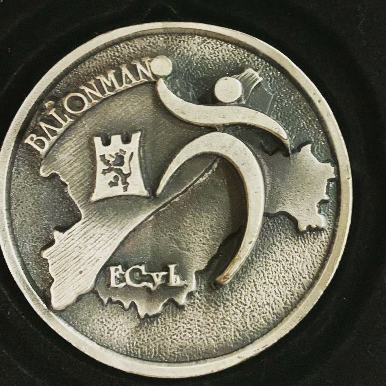 izanmark's tweet photo. 🥈Medalla de PLATA al mérito deportivo como entrenador de la Federación de Castilla y León @fcylbm

Solo 3 años después de recibir la de bronce, se han vuelto a acordar de mí, insisto, entre tantos y tan grandes entrenadores... MUCHAS GRACIAS, DE ♥️

#handball #balonmano 🤾‍♂️🤾 https://t.co/O0T8ngrTUC