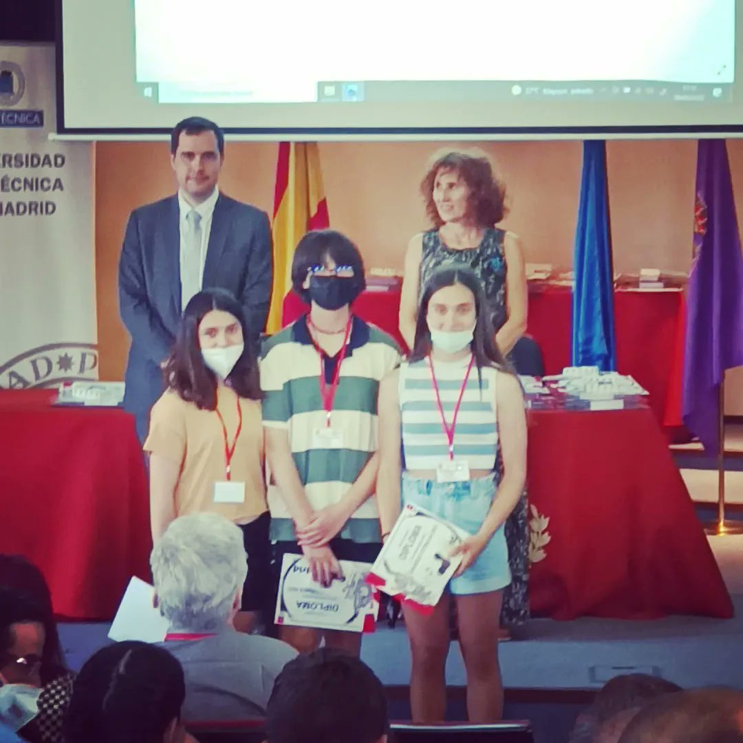 Hace unos días 3 alumnas de 2ESO (de un equipo de 5 alumnas) presentaron un póster científico en el Congreso STEAM de La Comunidad de Madrid, sobre un proyecto desarrollado en la asignatura de Tecnología. ¡La Ciencia y la Tecnología están en buenas manos! #STEAM #STEMadrid