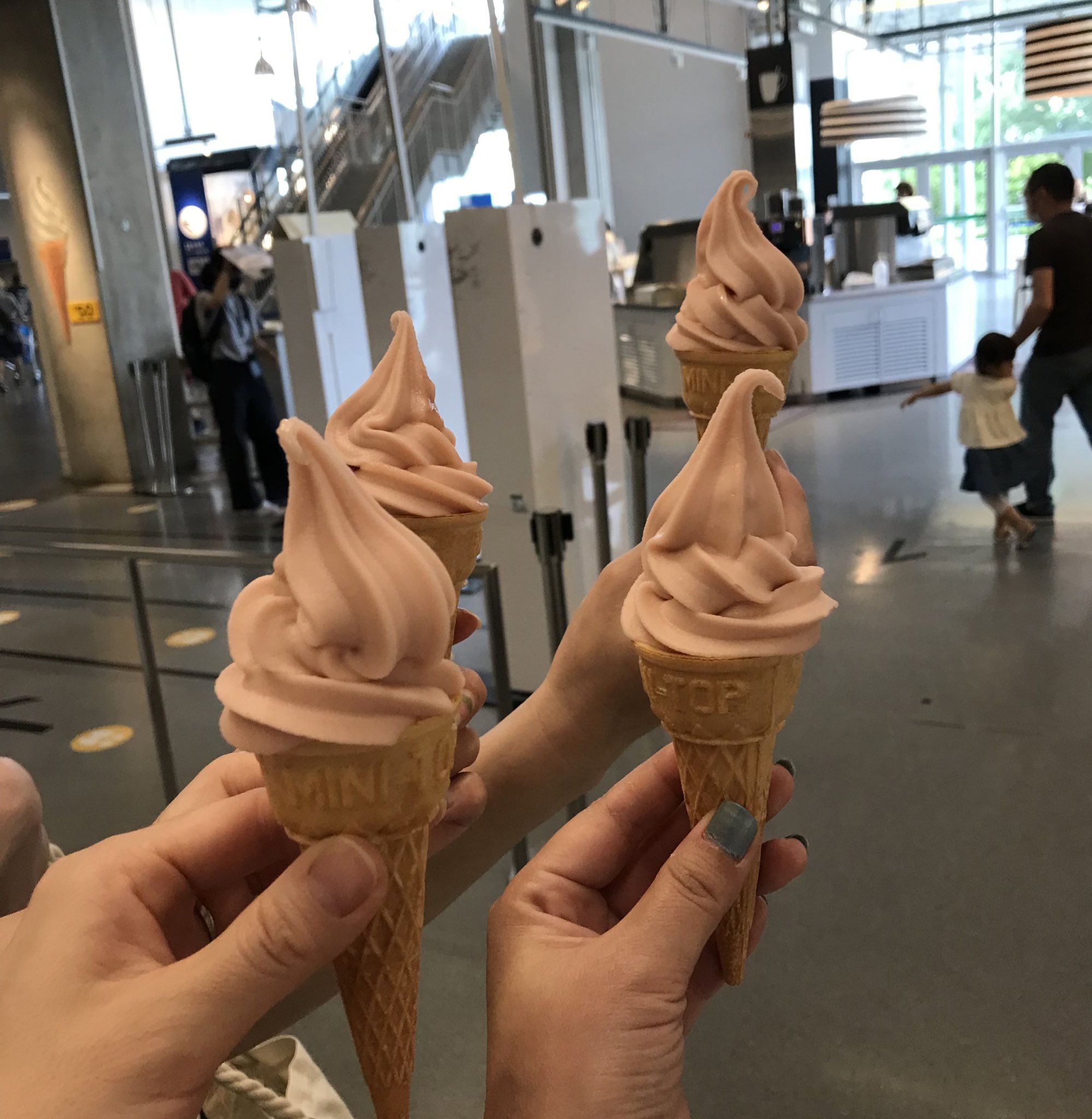 のぞみん Ikea買い物終わりのお疲れソフト 本日はスイカジェラート これで50円とか凄いよね しかも美味しいんじゃ 友人と仲良く写真ったんじゃ Ikea イケア 立川 買い物 ソフトクリーム 50円 スイカ ジェラートみたいで美味しかった