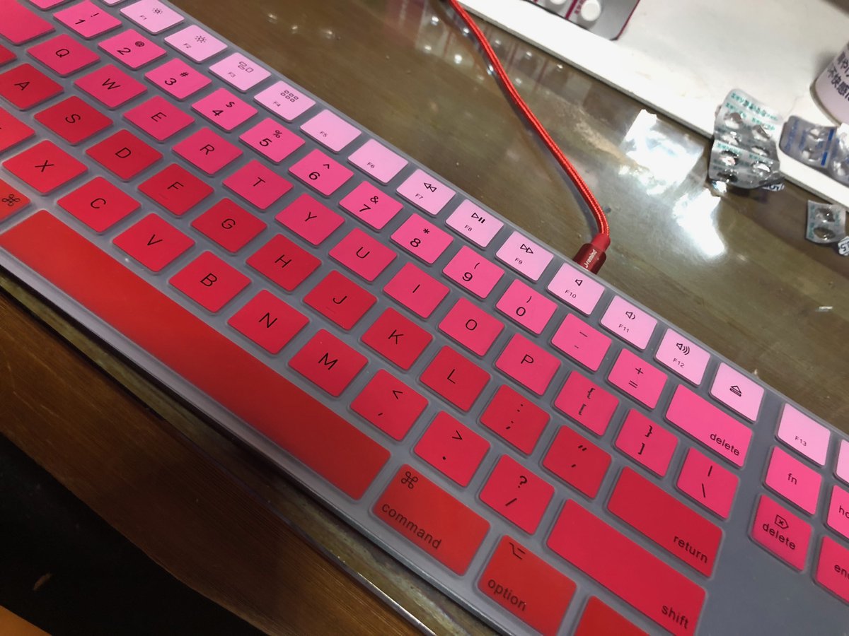 TLycadog's tweet photo. Apple Magic Keyboardの防塵カバーを透明のやつからレッドグラデーションに変えたのだ。ま、赤は推しの色なので。
#AppleMagicKeyboard
#絃ユリナ
#岸みゆ
#十味
#石原さき https://t.co/1YFhlW3ZVN