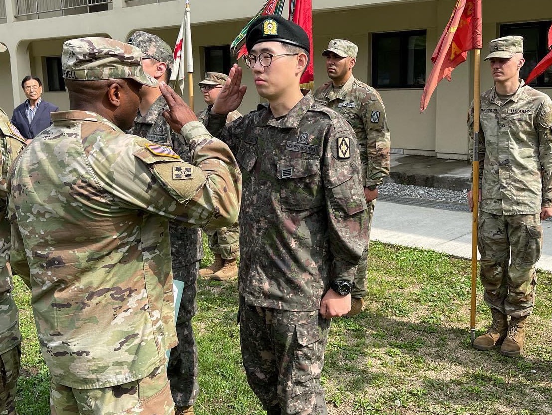 국방의 의무를 마친 양진현군은 End These Days의 정식 기타리스트로도 활동할 예정입니다! 
End These Days의 새 가족을 환영해주세요!

Welcome to the family!
Guitarist YJH officially joined ETD. He finally finished his militery service this month.
Can't wait for new stuff with him!