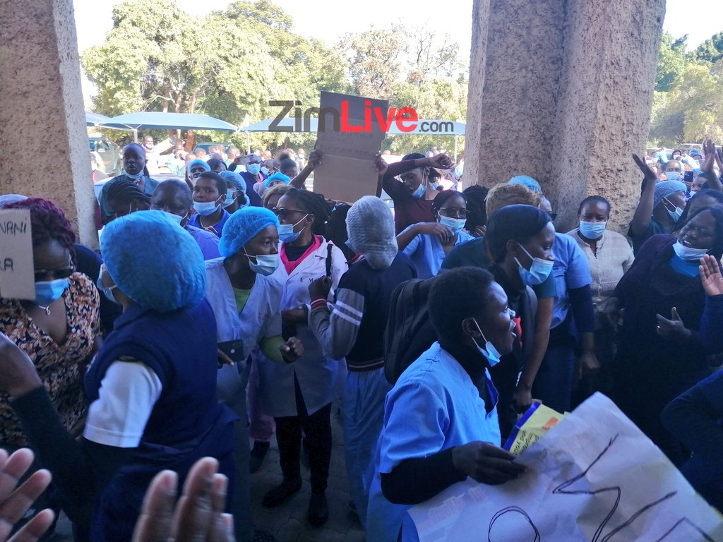 zimlive's tweet photo. #HappeningNow Nurses and senior doctors are on strike over pay across Zimbabwe. These are the scenes at the country's biggest public hospital, Parirenyatwa. Anti-riot police have just arrived https://t.co/jdPiWlcXt3