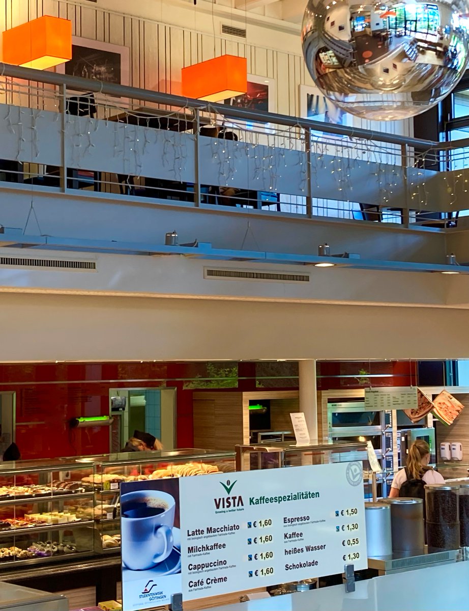 Entdecke dein Café Central ☕️als chillige 🌜Abend-Location🌛 Mo bis Do ist das Café von 10 bis 20 Uhr geöffnet und lädt mit 250 Innenplätzen auf 5 Ebenen in etliche gemütliche Ecken ein. Genieße die große Getränke- und Snackauswahl, kalt oder warm. Freitags 10 - 17 Uhr geöffnet.