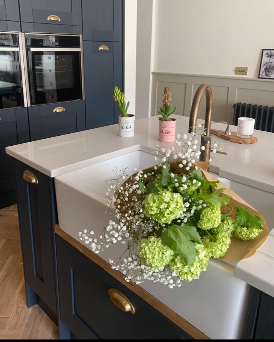 Inject life into your kitchen.

Reflecting the beauty of the summer outside, plants and flowers can be used to bring colour and excitement into your space.

What flowers would you choose for your kitchen space?

📸: @thekentnest
🔍 Tatton in Midnight

#MyMagnetKitchen