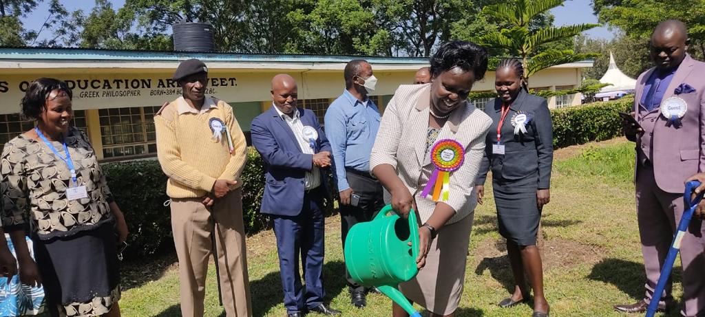 GMI_Foundation's tweet photo. ENG. Rosemary Oduor who is our Board of Trustees Chairperson joined Nakuru Girls High

School principle, Mrs Menjo, in an awarding ceremony of students who performed excellently

 in the past KCSE .

#ImpactingGenerations https://t.co/WpargiDiY7