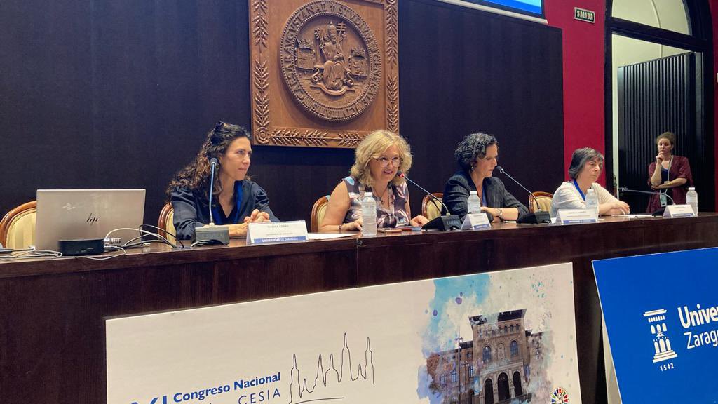 Comienza el III Congreso Nacional CyTA Junior. El comité organizador y la Vicerrectora de Política Científica, Rosa Bolea, dan la bienvenida a todos los participantes.

<a href="/unizar/">Universidad Zaragoza</a> <a href="/RosaBoles1/">Rosa Bolea</a> <a href="/FVeterinariaUZ/">FacVeterinariaUNIZAR</a>