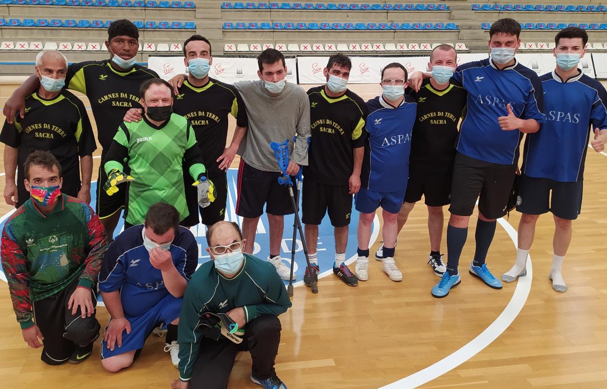 AsociacionAspas's tweet photo. Terceira xornada da liga de fútbol sala de @SOGalicia
Nesta ocasión o marcador foi de 2-5 a favor de #Prodeme e de 4-4 fronte a #Apader e o resultado: competición, emoción e bos momentos 🤩 https://t.co/65M60IoxN5