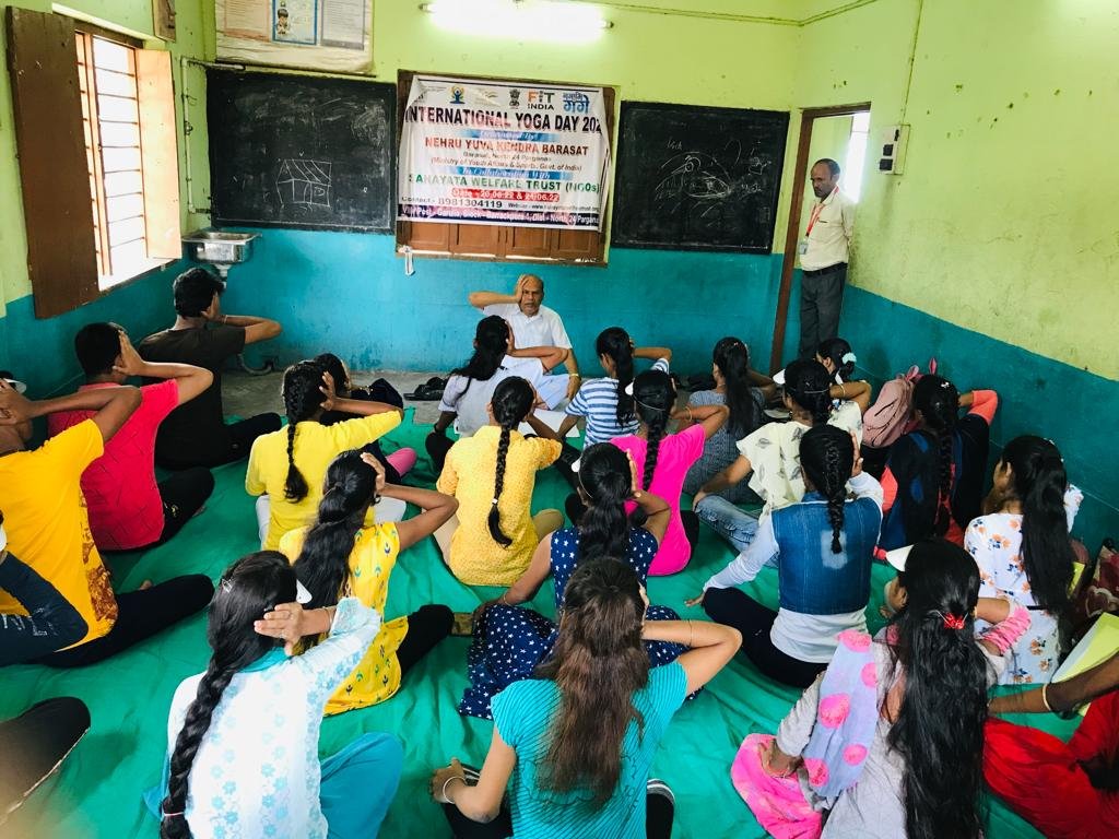 Yoga practice session before 8 International Yoga day .
@Nyksindia 
@NyksWest 
@INDIA__75 
@GSBTweets