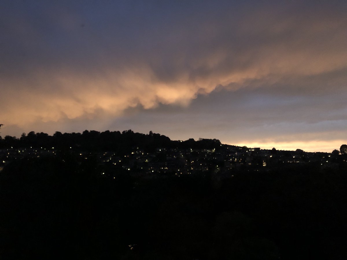 beattylawn's tweet photo. The end of the day in Bath but with the gleam of something lovely, like dawn on the horizon. If we could all just stop shouting our opinions and put our things down and hurry through the houses together, towards that light…. https://t.co/uUl3YsJ4tn