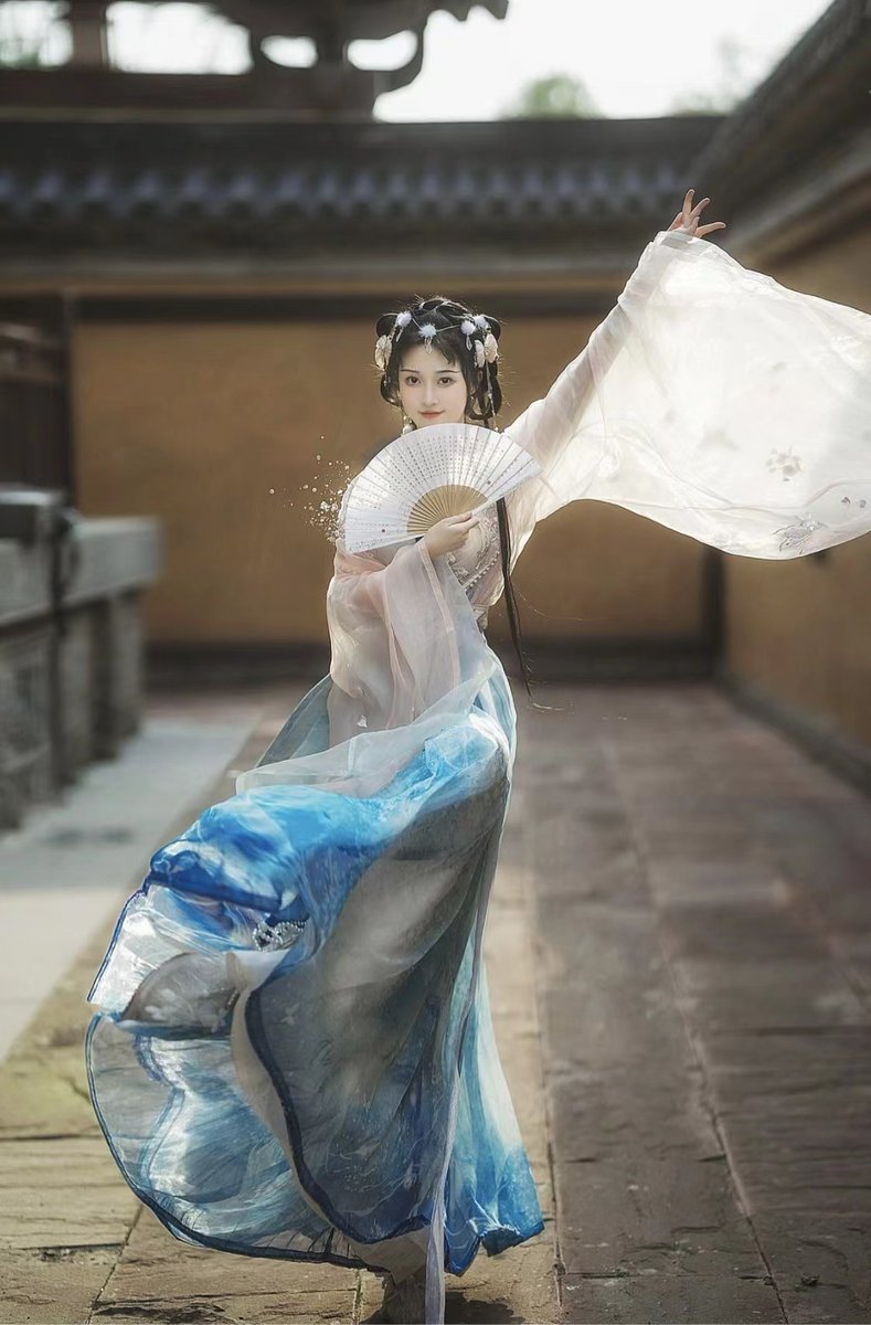 SichuanDaily's tweet photo. A girl in Hanfu is dancing.
Photo by:惜尘粒
#Hanfu #costume #China #Tradititonal #漢服 #culture #Chinese #beauty
@zhang_heqing @LesleyannIrvin1 @Yasir54249138 @hanfu_bot https://t.co/RLQ30PWmJE