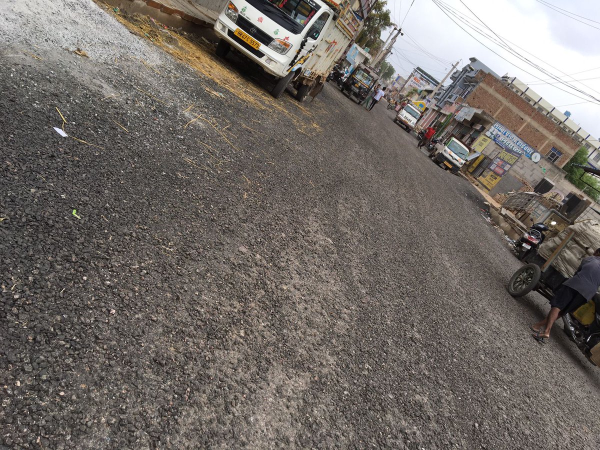 Mayankgoel23's tweet photo. @mlkhattar @nitin_gadkari @Dchautala @DCMahendragarh @SDMMahendragarh 
आदरणीय महोदय,
कृपया गौशाला रोड महेन्द्रगढ़ शहर की सड़कों पर गौर करें, जिनका निर्माण लगभग पांच दिन पहले किया गया था। मौसम की पहली बारिश के साथ आप सड़कों की स्थिति देख सकते हैं। https://t.co/Ir6Tp588ce