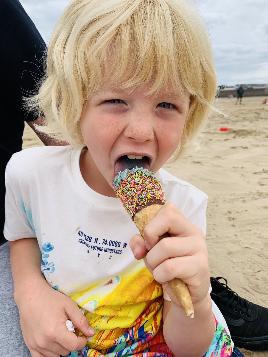 LomasHaley's tweet photo. We’ve had an amazing weekend in #WALES so lucky to see starfish on the beach!⭐️🏝  

@AbbotsPrimary @MissLilley1 https://t.co/mNThpR5fln
