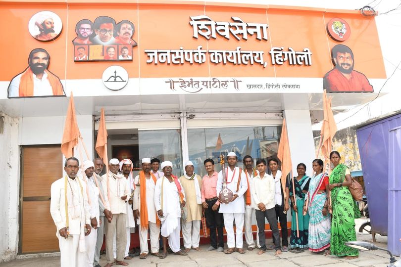 जिल्हा अमरावती येथील  तालुका भातुकली येथील श्रीसंत शिवगिरी बाबा सायतकर यांनी पालखी पंढरपूरकडे जात असताना हिंगोली येथील जनसंपर्क कार्यालयाला सदिच्छा भेट दिली. तसेच भक्तिविषयी चर्चा विनिमय करून अर्धा तास विसावा घेतला.
#जनसंपर्ककार्यालय #वारकरी #शिवसेना #युवासेना #Shivsena