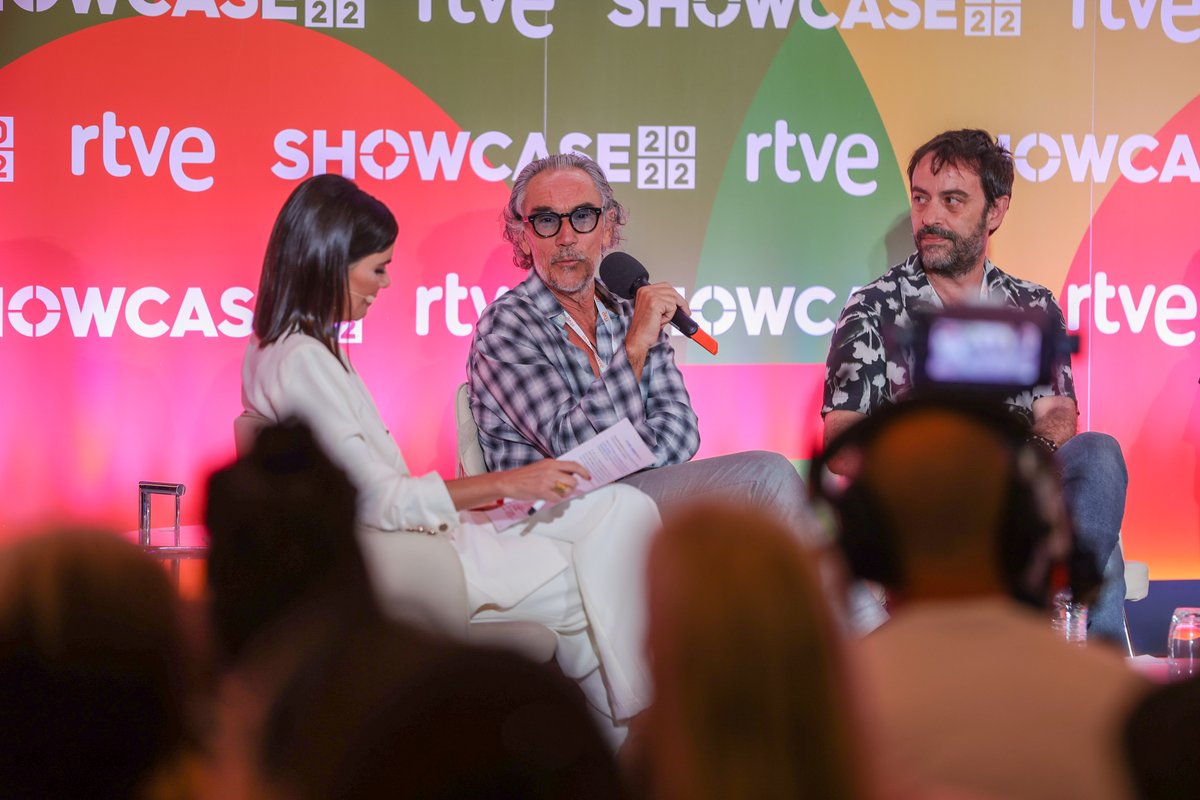 DloProducciones's tweet photo. Os dejamos unas fotos del #ShowcaseRTVE22 en el que estuvimos presentando #LaCazaGuadiana con José Manuel Lorenzo @Jmlonset junto a @alainhernan, @FELIXGOMEZactor, @sr_hueso, #RafaMontesinos y #MarDíaz. ¡EQUIPAZO! https://t.co/RgCbM7J5Q6