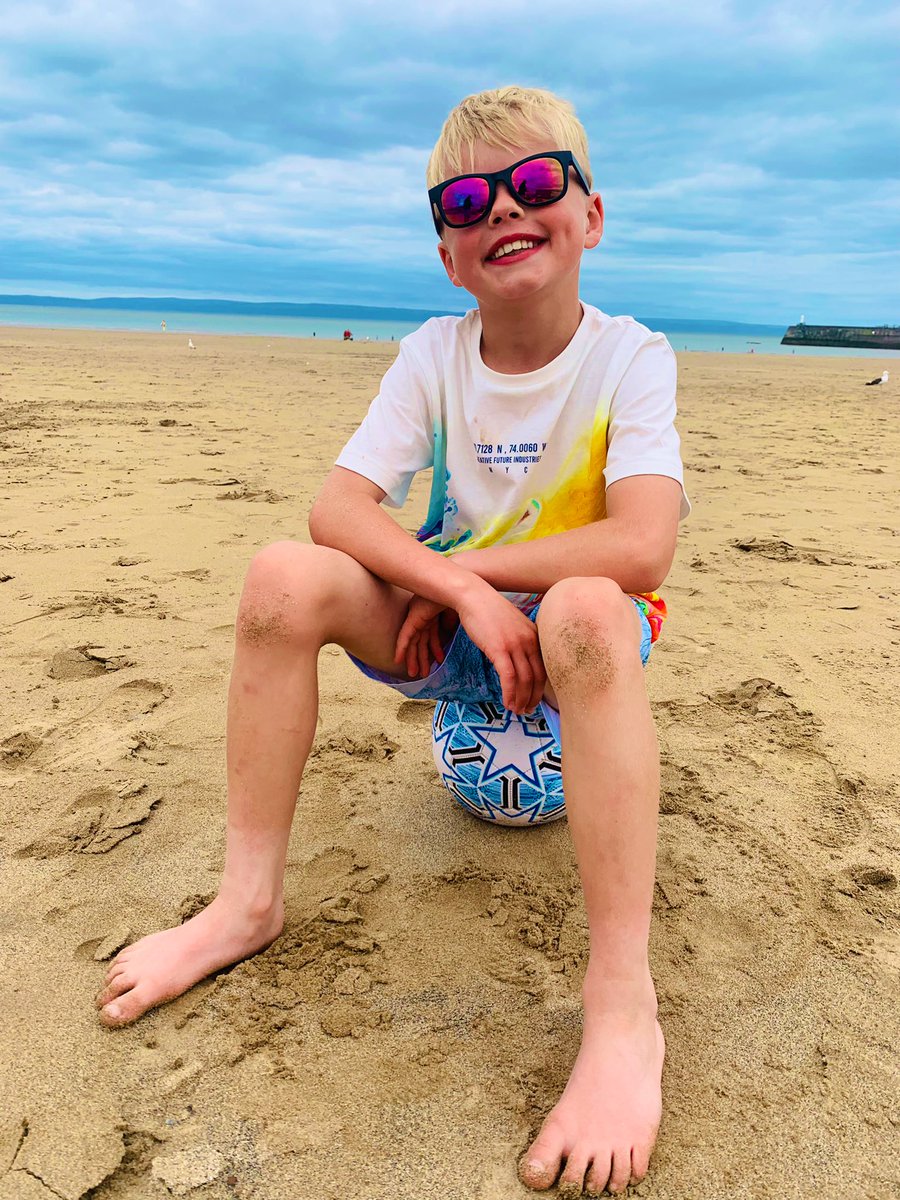 LomasHaley's tweet photo. #WALES has been so much fun, we even found starfish on the beach!⭐️🏝

@AbbotsPrimary @5MissDay https://t.co/C5j3AuzSkj