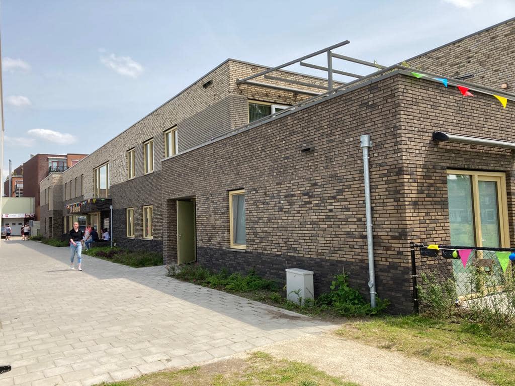 Een feestelijke dag zaterdag in Hoogeveen. Het door Daad Architecten ontworpen woon-zorggebouw aan de Brederoweg is officieel geopend. 
Het woon-zorggebouw biedt huisvesting aan 36 jongvolwassenen met een verstandelijke beperking (VB) of een lichte verstandelijke beperking.