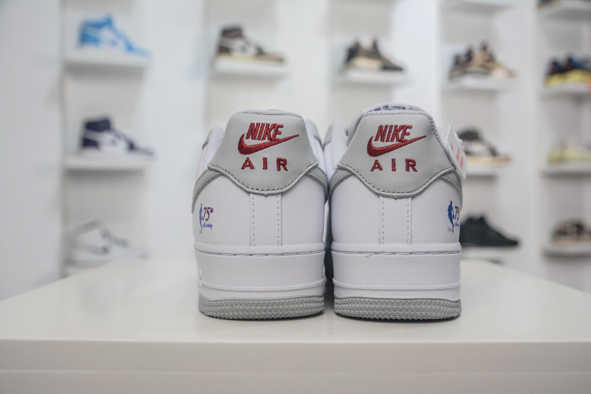 Ptshoesx's tweet photo. 🗝399 NBA75周年纪念款 公司级 Nike Air Force 1 灰白 配色 空军一号低帮休闲板鞋 定制皮料 原楦原纸板 纯正版型 NFC感应芯片 清洁度完美 内置全掌气垫 货号：AA6902-201 Size：36 36.5 37.5 38 38.5 39 40 40.5 41 42 42.5 43 44 44.5 45 https://t.co/isf5ISEjXB