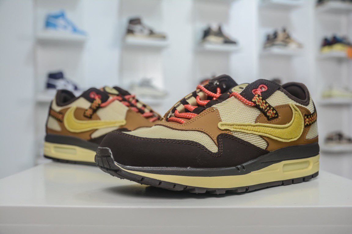 Ptshoesx's tweet photo. 🗝399 Travis Scott x Nike Air Max 1 “Cactus Jack” 经典倒钩 公司级👏同源正品 同源原材 匠心完美打造鞋款前后部分皆包裹有咖啡色护边。鞋侧的 Swoosh 依旧进行了倒置处理原楦原纸版数据开发升级回弹PU缓震中底材质全新独家开模底纹橡胶鞋底官方型号: DO9392 SIZE：36-45 https://t.co/uhvcf6WQs4