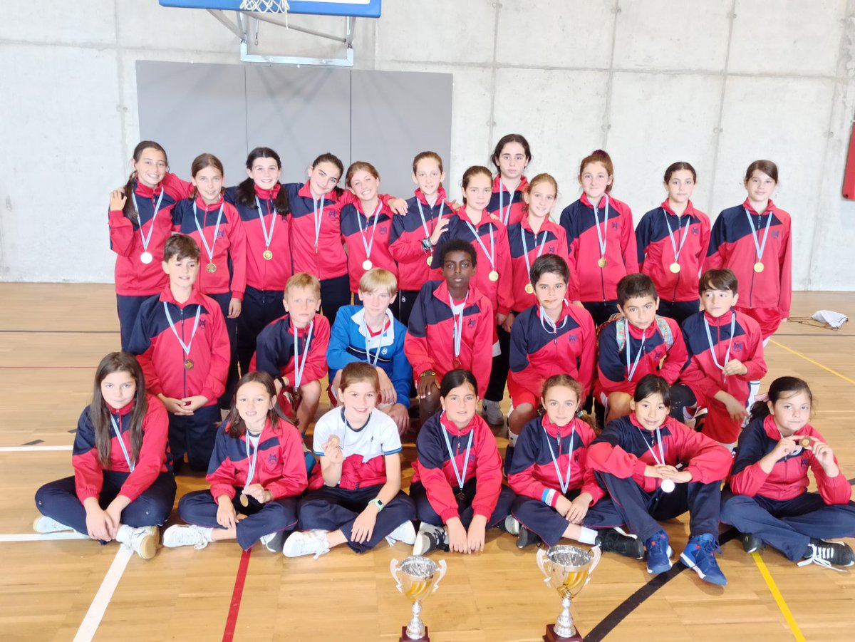 O pasado fin de semana os equipos de canastra pequena pecharon a tempada coa entrega de trofeos do Memorial Lorenzo Latorre.
Recibiron os seus trofeos e medallas.
Noraboa, rapazas e rapaces!! Bo traballo!!