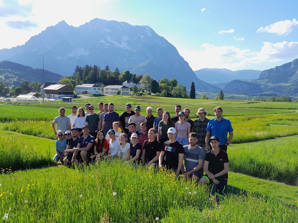 Die Studierenden erfahren im Zuge dieses Seminars eine intensive Auseinandersetzung mit der praktischen Grünlandbewirtschaftung und können ihr erlangtes Wissen aus den theoretischen Vorlesungen vertiefen und in der Praxis anwenden.