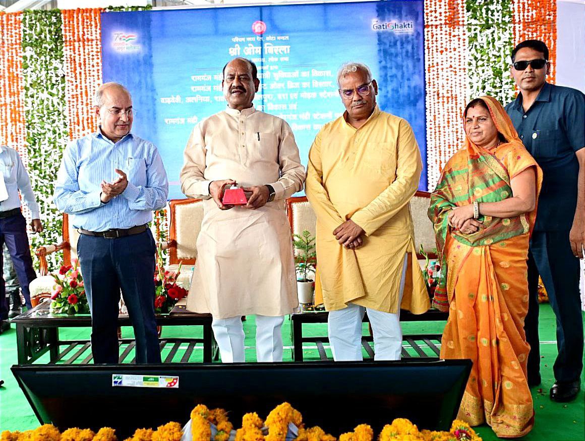 ombirlakota's tweet photo. संसदीय क्षेत्र कोटा-बूंदी में रामगंजमंडी, दाढ़देवी, अलनिया, रांवठा रोड, कंवलपुरा, दरा, मोड़क, बूंदी, लाखेरी व इंद्रगढ़ सुमेरगंजमंडी रेलवे स्टेशनों पर विकास कार्यों का रामगंजमंडी में  शिलान्यास किया। छोटे स्टेशनों पर यात्रियों को स्तरीय सुविधाएं मिलें, इसके प्रयास निरंतर जारी हैं। https://t.co/gQNxuTRw2E