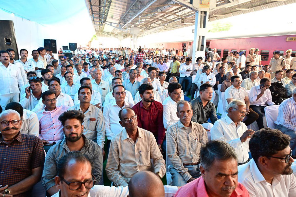 ombirlakota's tweet photo. संसदीय क्षेत्र कोटा-बूंदी में रामगंजमंडी, दाढ़देवी, अलनिया, रांवठा रोड, कंवलपुरा, दरा, मोड़क, बूंदी, लाखेरी व इंद्रगढ़ सुमेरगंजमंडी रेलवे स्टेशनों पर विकास कार्यों का रामगंजमंडी में  शिलान्यास किया। छोटे स्टेशनों पर यात्रियों को स्तरीय सुविधाएं मिलें, इसके प्रयास निरंतर जारी हैं। https://t.co/gQNxuTRw2E
