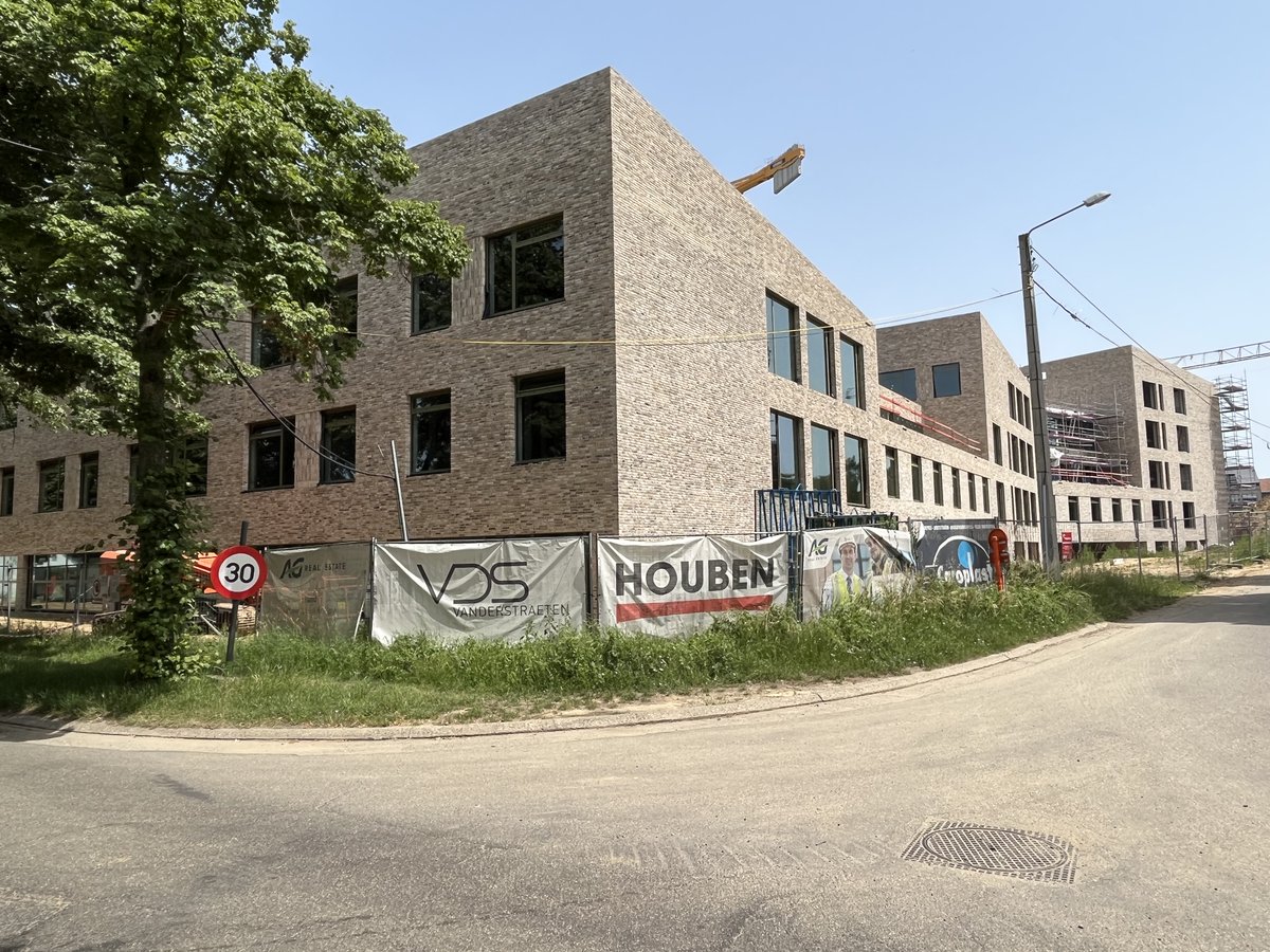 🌡️De temperatuur liep op naar 34° maar dat hield Minister <a href="/BenWeyts/">Ben Weyts</a> niet tegen om samen met ons de meiboom te vieren op het 182ste en laatste Scholen van Morgen project! 🥳Campus Hasp-O te Sint-Truiden is een moderne, duurzame technische school van 18.000m².
