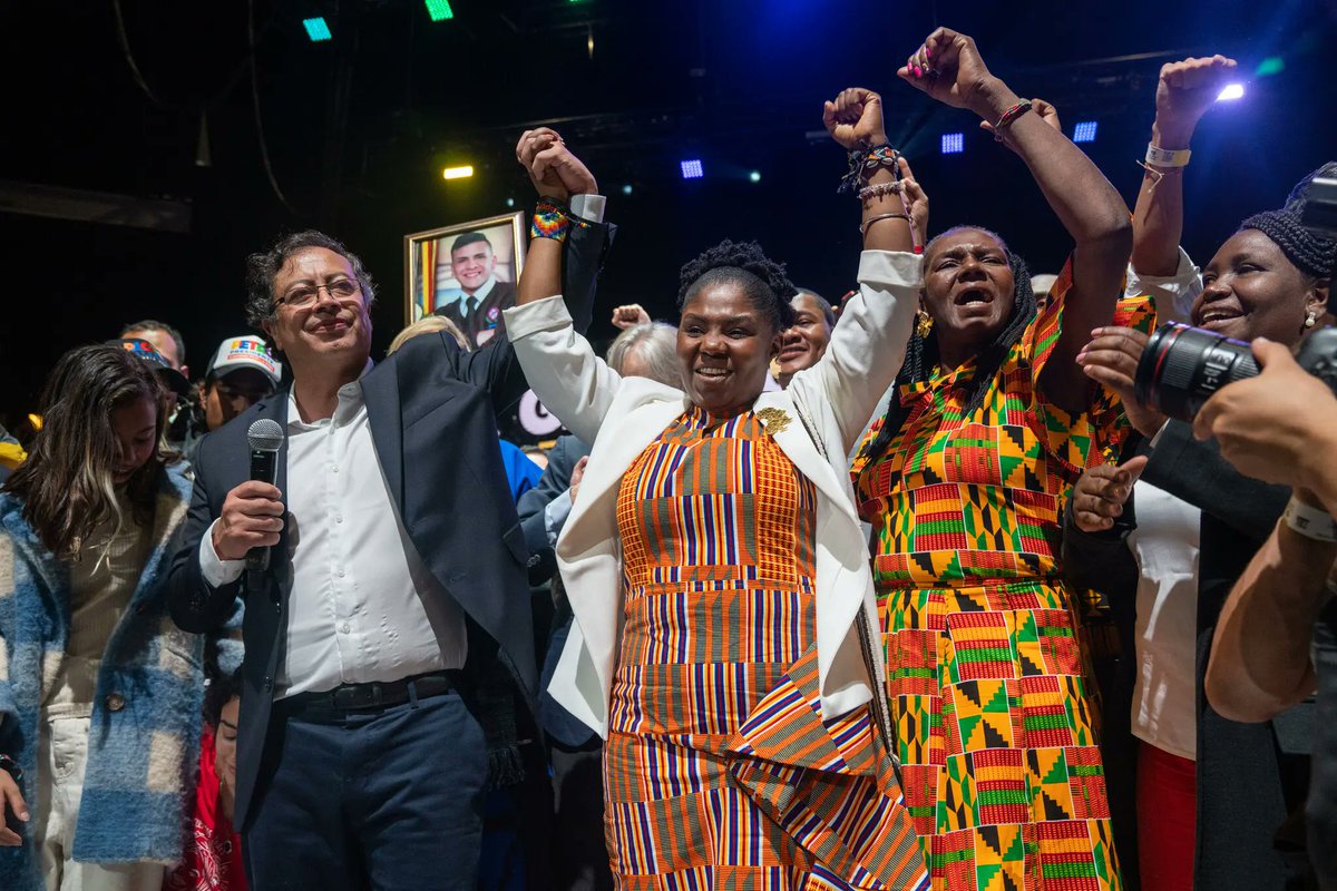 alexandermorea's tweet photo. Dejo esta colección de trinos sobre el cubrimiento que la prensa internacional hizo al triunfo electoral de @petrogustavo. 

1.Esta foto de @federicorios es la portada del @nytimes  y abre una nota de @julieturkewitz que pone de relieve lo evidente: Colombia comenzó a perdonarse. https://t.co/Iub605b4AA