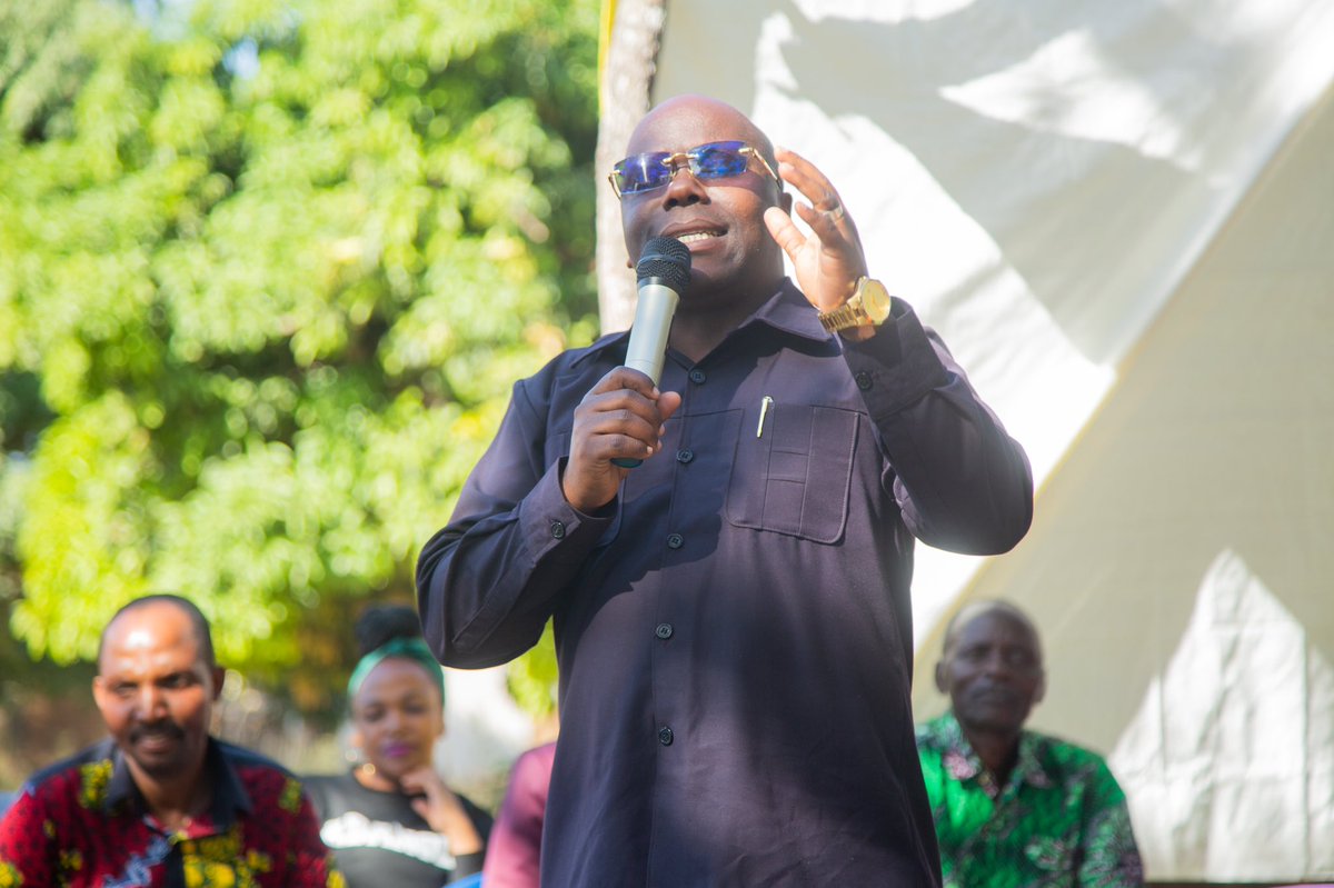 Ziara ya kutembelea na kukagua mashamba makubwa ya kilimo cha Soya na kufanya mikutano ya wananchi katika kata za Nkung’ungu na Lupa zilizopo tarafa ya Kipembawe,Chunya-Mkoani Mbeya.
Ahsante RC Homera kwa utayari wa mkoa wako  juu ya uwekezaji wa Longping Hitech