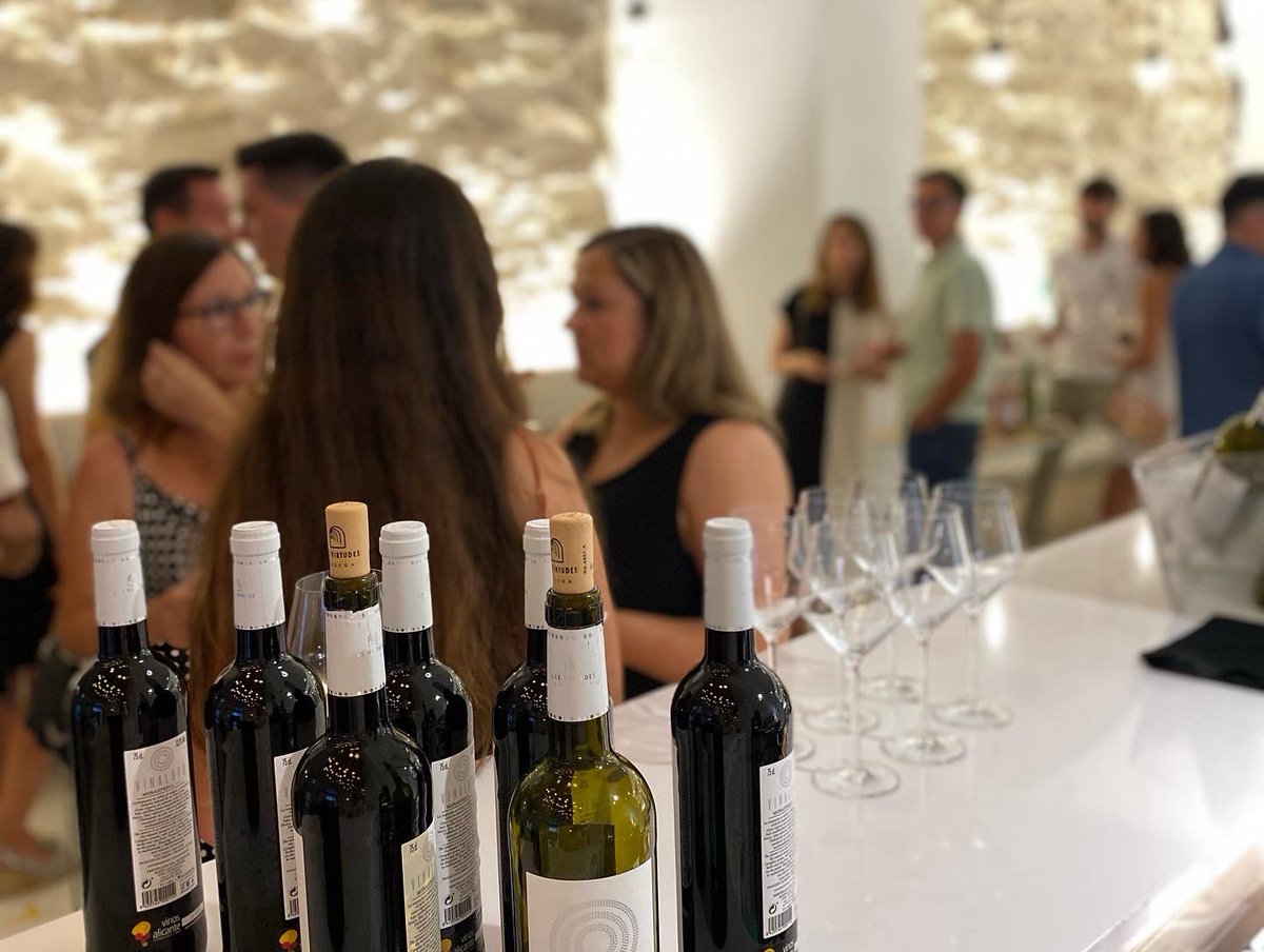 SerawaHotels's tweet photo. Empieza otra nueva semana ¡Buenos días! 💯
Hoy os traemos unas fotos de nuestra exclusiva inauguración de #ORGANICbySERAWA el pasado viernes 17 📸, para presentar nuestras nuevas propuestas y de paso, disfrutar de grandes momentos junto a amigos #SERAWA 🔝 https://t.co/NhUeg4T8Vh