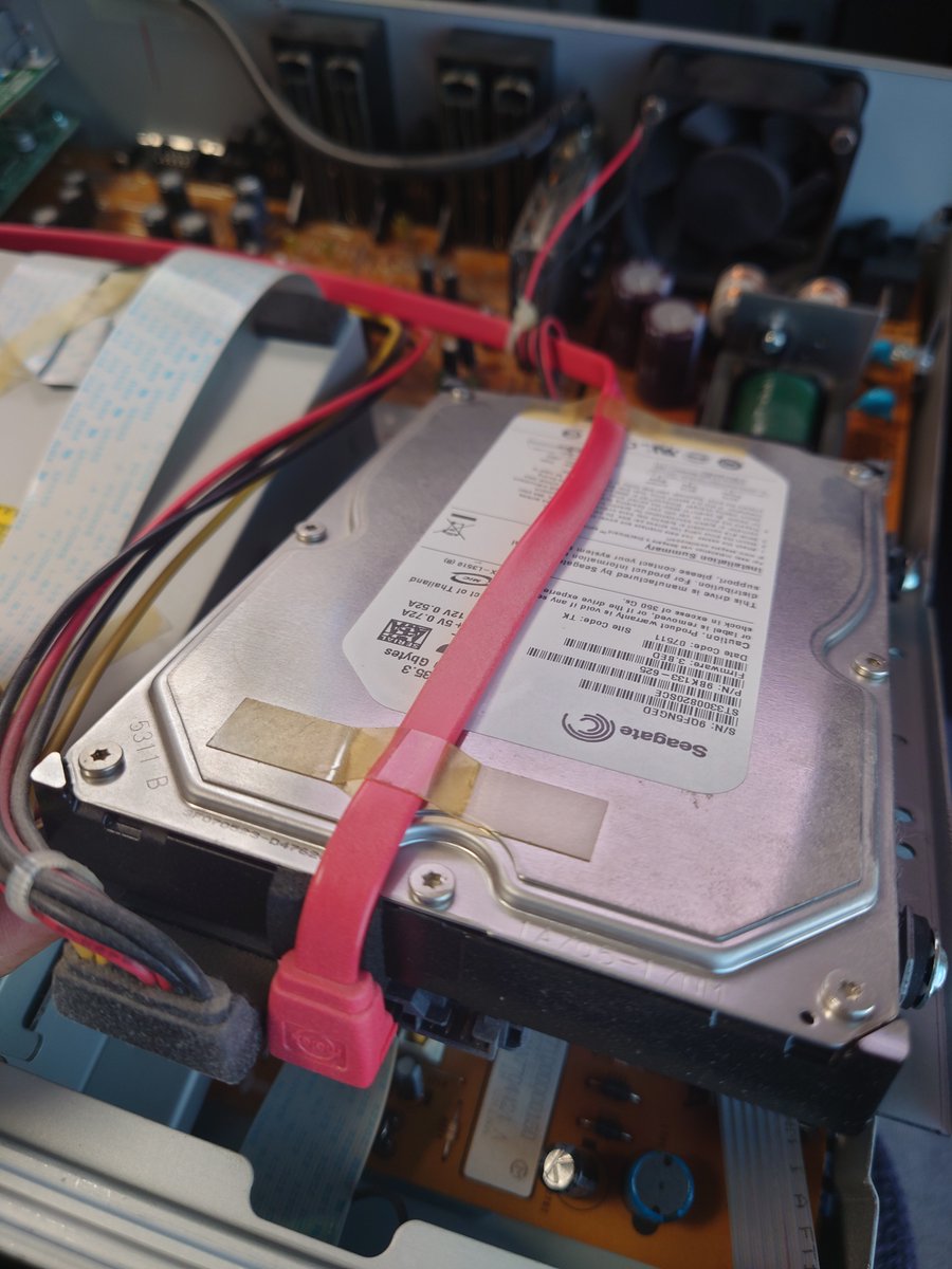 Z_O_M_E's tweet photo. 先日、故障したと言ってたDVDレコーダー(東芝のRD-S300)ですが、交換用のHDDが届いたので早速修理しました。
使われてるHDDはパソコン用のと同じなので特に悩むことはありません。
15年前の機種ですが、HDDを交換するだけで、まだまだ現役で動いてくれそうです。 #VARDIA https://t.co/z2u3U2xkYX