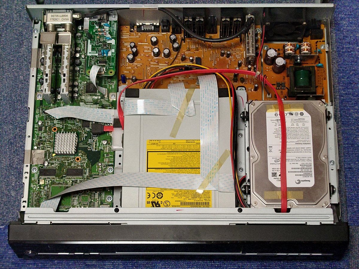 Z_O_M_E's tweet photo. 先日、故障したと言ってたDVDレコーダー(東芝のRD-S300)ですが、交換用のHDDが届いたので早速修理しました。
使われてるHDDはパソコン用のと同じなので特に悩むことはありません。
15年前の機種ですが、HDDを交換するだけで、まだまだ現役で動いてくれそうです。 #VARDIA https://t.co/z2u3U2xkYX