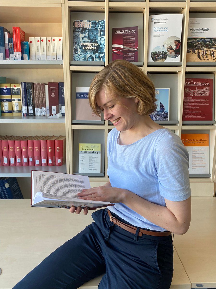 Holding my book in my hands😃@berghahnbooks
In 2015, I began this journey to understand the conditions of achieving  #durablesolutions for #IDPs in 🇬🇪. So-called norm connectors are crucial for advancing local integration and linking norms and actors at three levels of governance
