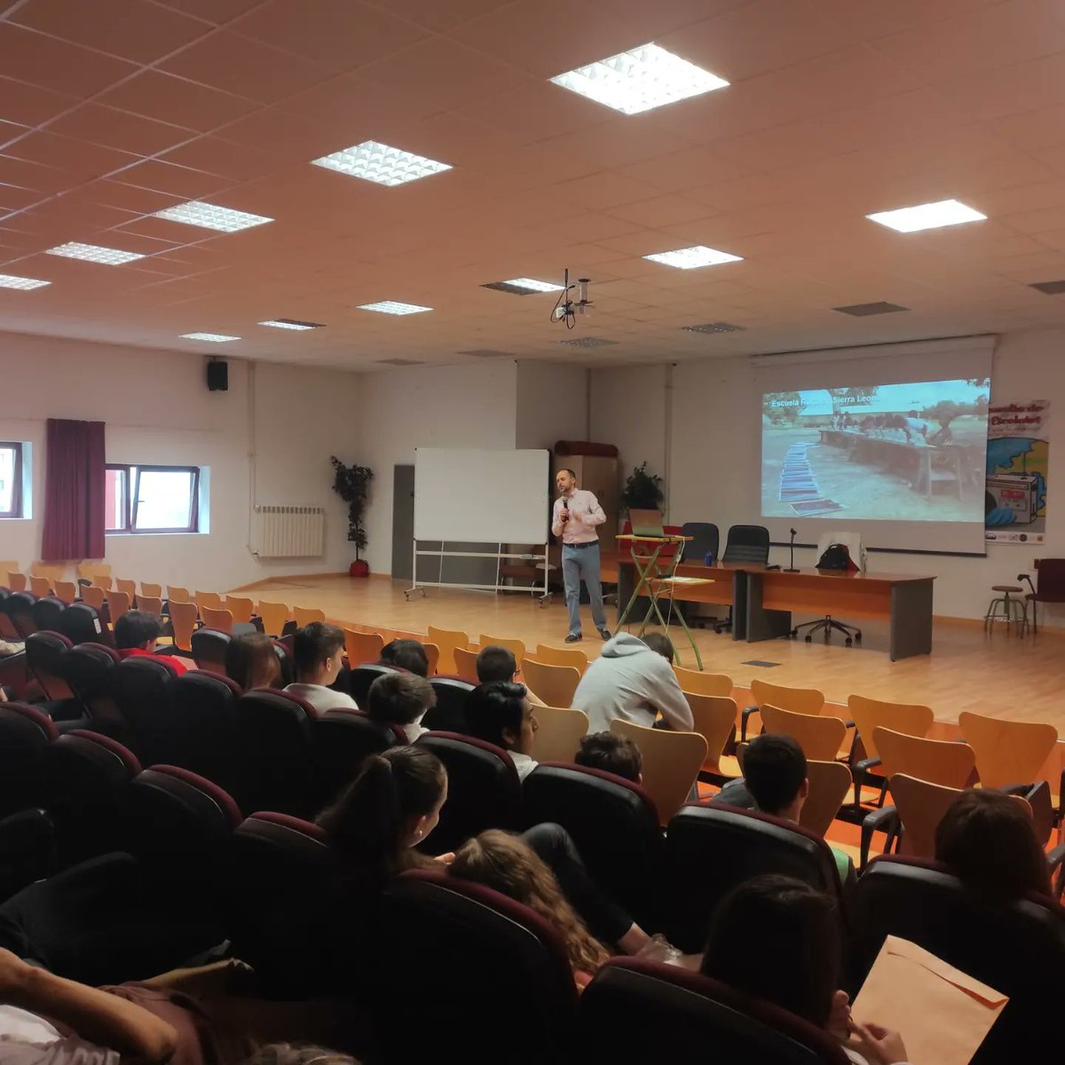 igualdadlaeria's tweet photo. #semanacultural #davidsánchez Arrancamos las actividades de la Semana Cultural con la charla sobre clima, impartida por David Sánchez, para alumnado de 3 y 4 de Eso. #theclimaterealityproject https://t.co/LIFO7iN6qG