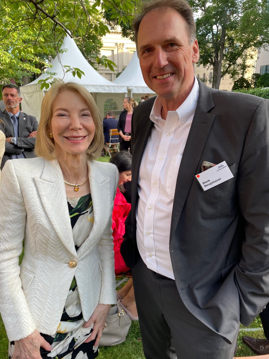 Kürzlich traf unser Kuratoriumsvorsitzender Dierk Neugebauer die neue #Botschafterin der #USA in Deutschland, Amy Gutmann. Sie hat im März 2022 ihr Amt in Berlin angetreten.

#stiftung #nonprofit #krebsbekämpfung #immunonkologie