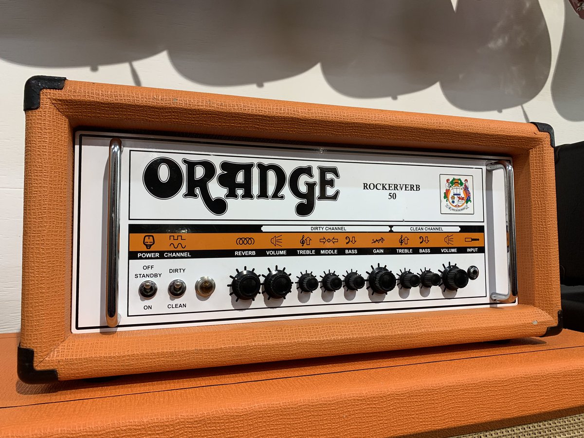 Orange Rockerverb 50
Orange、どんなイメージを持ってますかねえ
Marshall崇拝の自分はブーミー、ピーキーで使いづらい、でした。
もう撤回、撤回。Rockerverbは
超気持ちいい歪みで感激
リバーブの効きも文句なし
ぜひ一度は試奏してみてくださーい

#ギターアンプ　#OrangeRockerverb