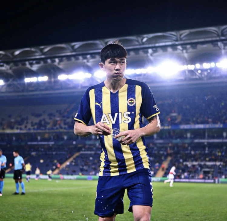 Fener10line's tweet photo. Bu gece İstanbul’da! ✈️ https://t.co/EEKeA6z1uK