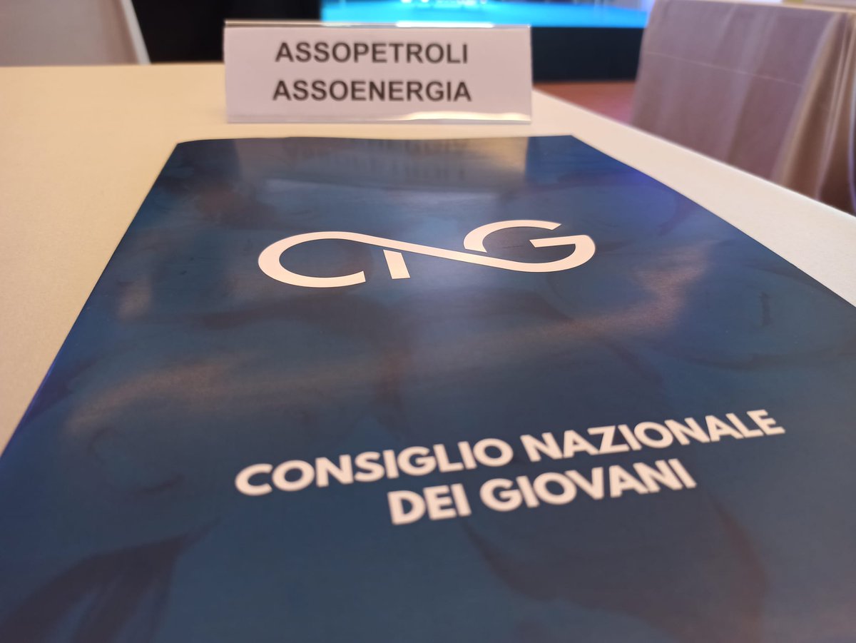 Assopetroli's tweet photo. 🔴 Lo scorso fine settimana il Gruppo Giovani di Assopetroli-Assoenergia ha preso parte a #Savona, nella cornice della Fortezza del #Priamar, all'Assemblea Generale del @CNG_Italia, primo appuntamento in presenza post-Covid.
➡️https://t.co/P4jLHmSCaR https://t.co/WzQu6wXz6E
