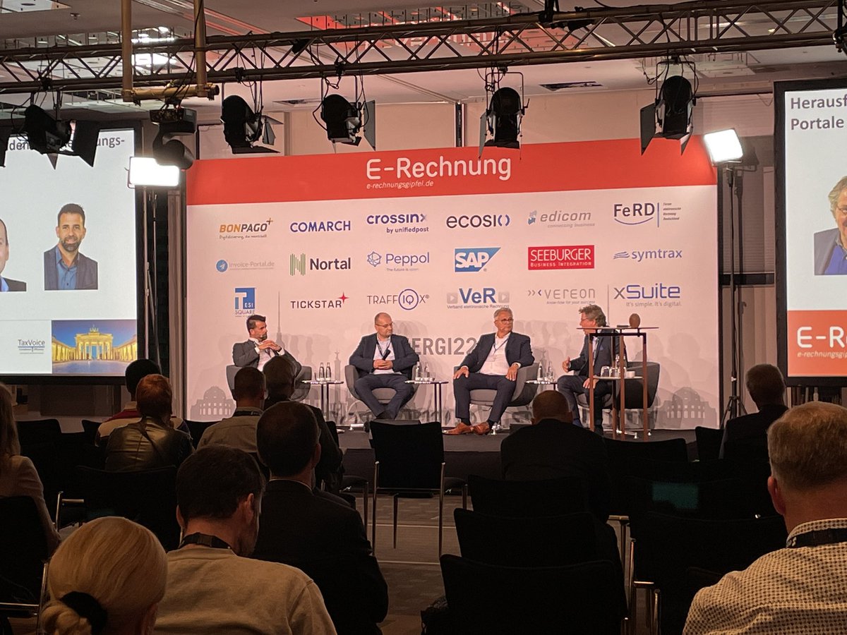 VeR_Verband's tweet image. „Wir brauchen die Toleranz“. So Dieter Kellner von @TRAFFIQX beim 2. Podiumstalk auf der Hauptbühne des #ERGI22. Auch Jürgen Vögele, Markant, Alexander Kollmann, Schwarz, und Moderator Tim Roßky, VeR, sehen noch einige Herausforderungen bei der Anwendung an #eRechnungsportale.