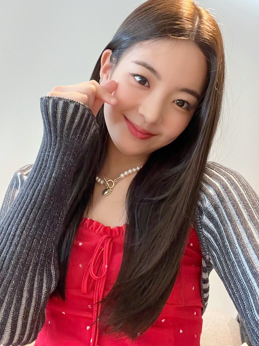 lia pics (@liarchive) on Twitter photo 