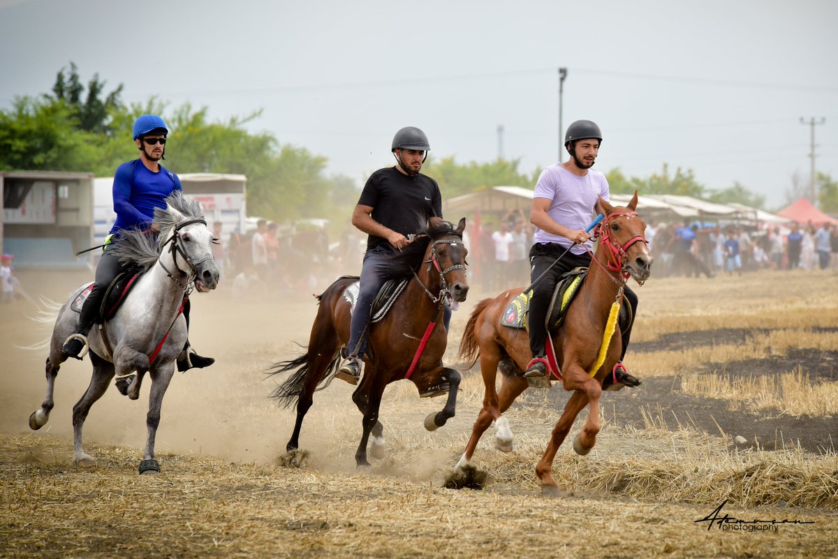 Osmaniye Düziçi İlçemizde 10. Geleneksel Rahvan At Yarışları Gerçekleşti.

!Rahvan at yarışı, atın rahvan yürüyüşle belirli bir mesafeyi en kısa zamanda ve hatasız olarak bitirmesi esasına dayalı bir yarış türüdür. 

<a href="/DrErdincYILMAZ1/">Dr. Erdinç YILMAZ🇹🇷</a>